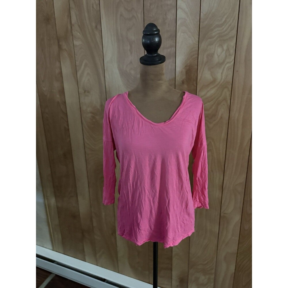 Gap neon pink tee with 3/4 length sleeves Size Small